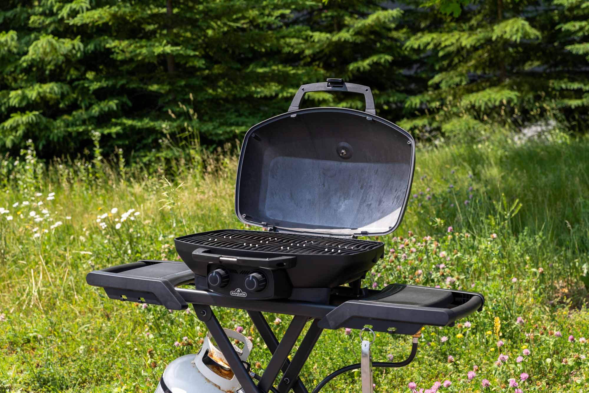 TravelQ™ 285X with Scissor Cart and Griddle