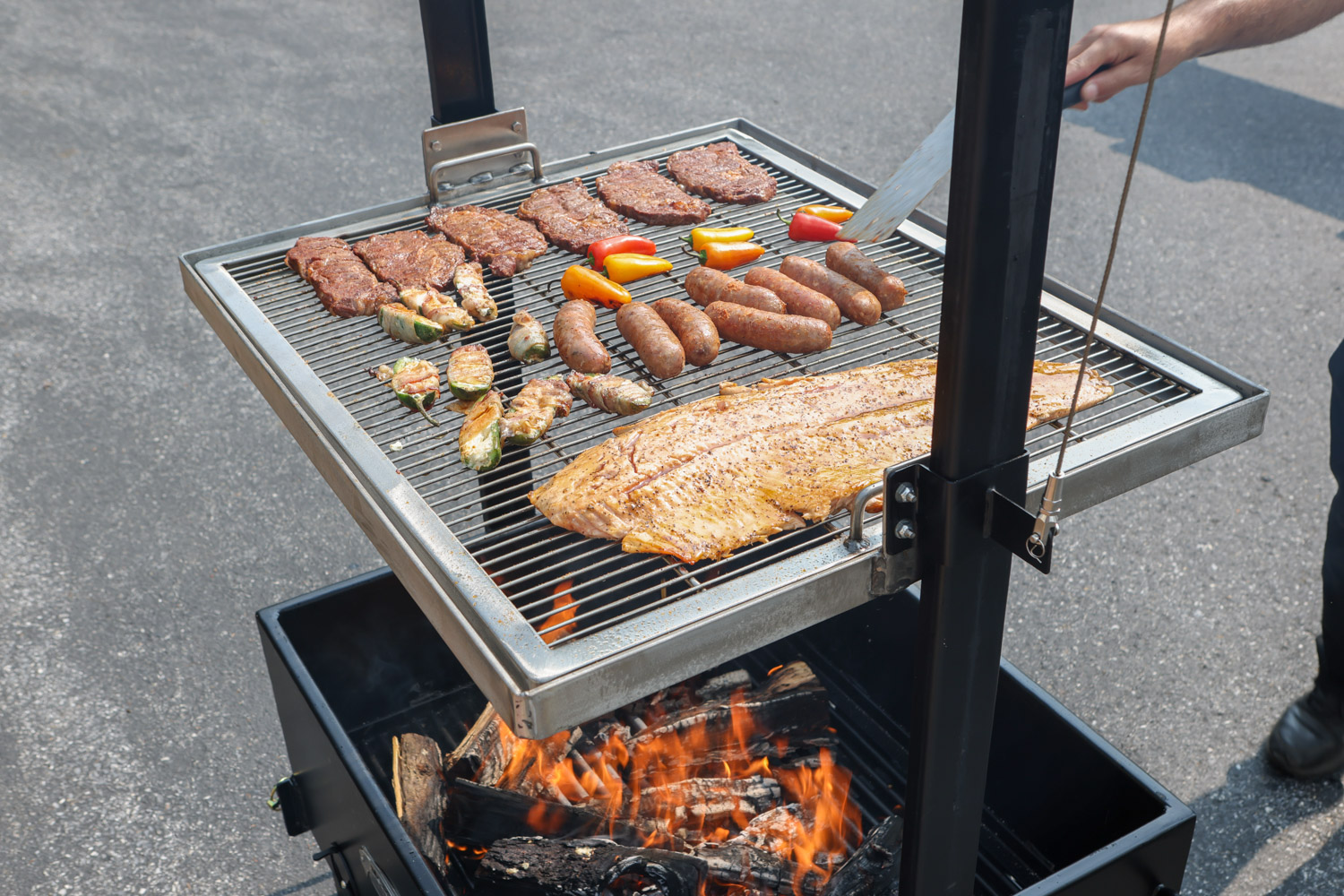 Adjustable Grate on Meadow Creek SMFP34 Fire Pit